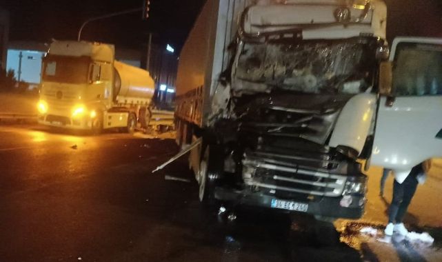 TIR, kırmızı ışıkta bekleyen tankere çarptı: 1 yaralı