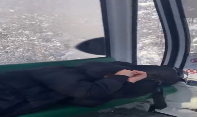 Uludağ'da, teleferikte mahsur kalan tatilciler kurtarıldı