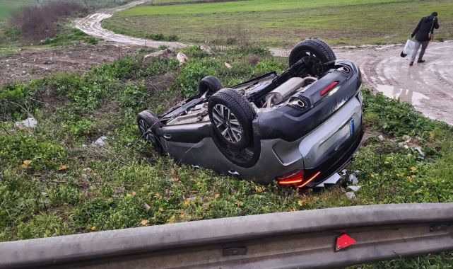 Yanlış girdiği yolda otomobiliyle takla attı; kaza kamerada