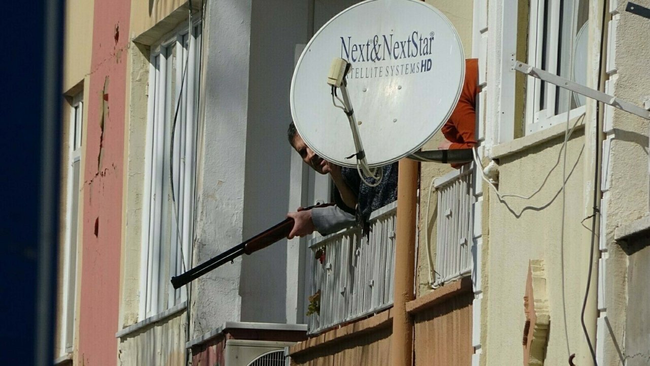 Annesini rehin aldı, komşusunu yaraladı, polislere ateş açtı; çatışmada öldü