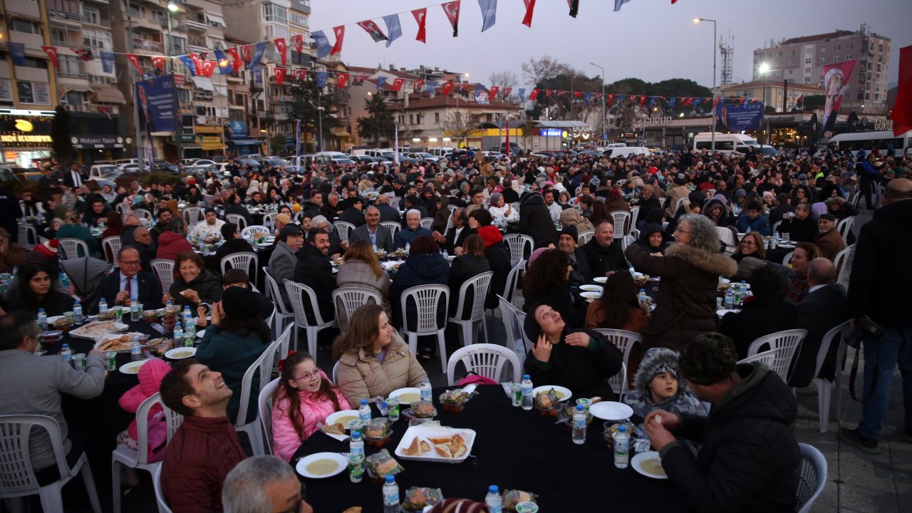 Bursa Büyükşehir Belediyesi, Gemlik'te 3 bin kişilik iftar sofrası kurdu
