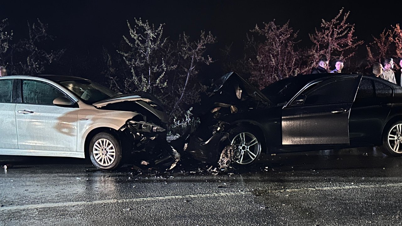 Bursa'da iki otomobil kafa kafaya çarpıştı: 1'i ağır 5 kişi yaralandı