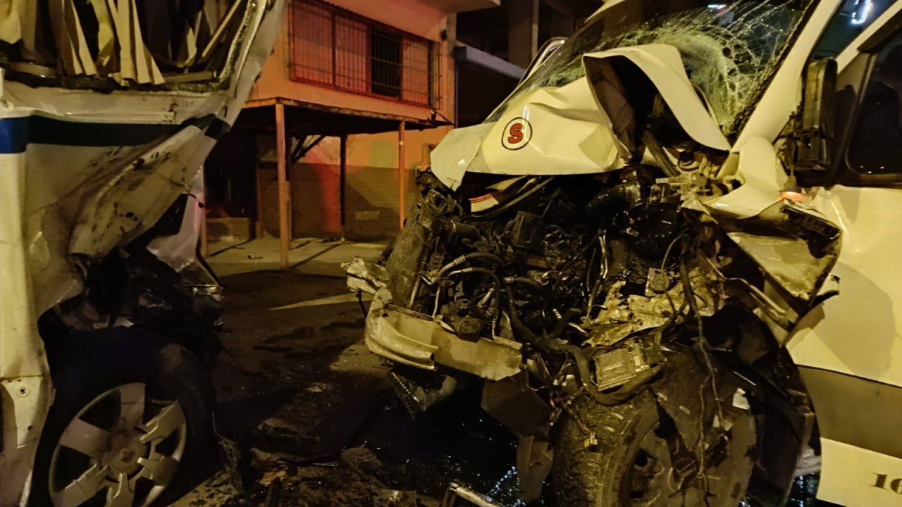 Bursa'da minibüs ile kamyonet çarpıştı: 3 yaralı