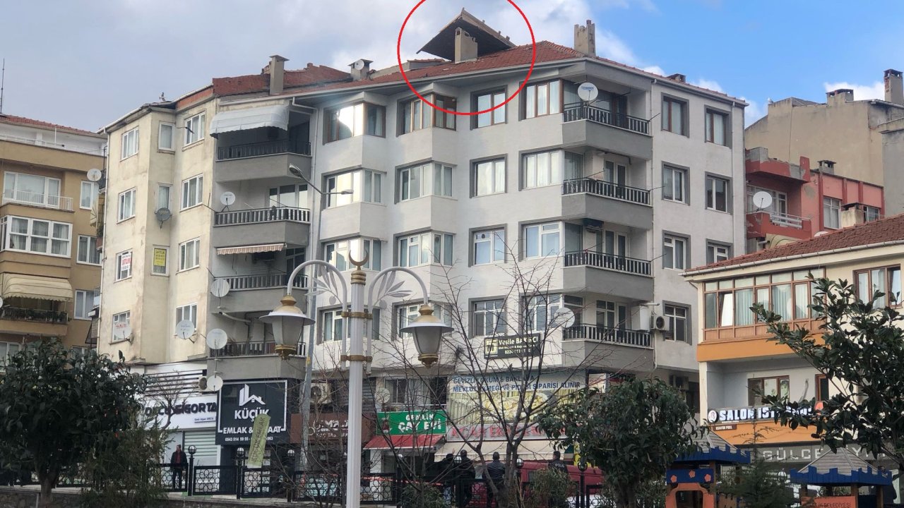 Bursa'da rüzgarla havalanan çatı, yan binanın üzerine uçtu