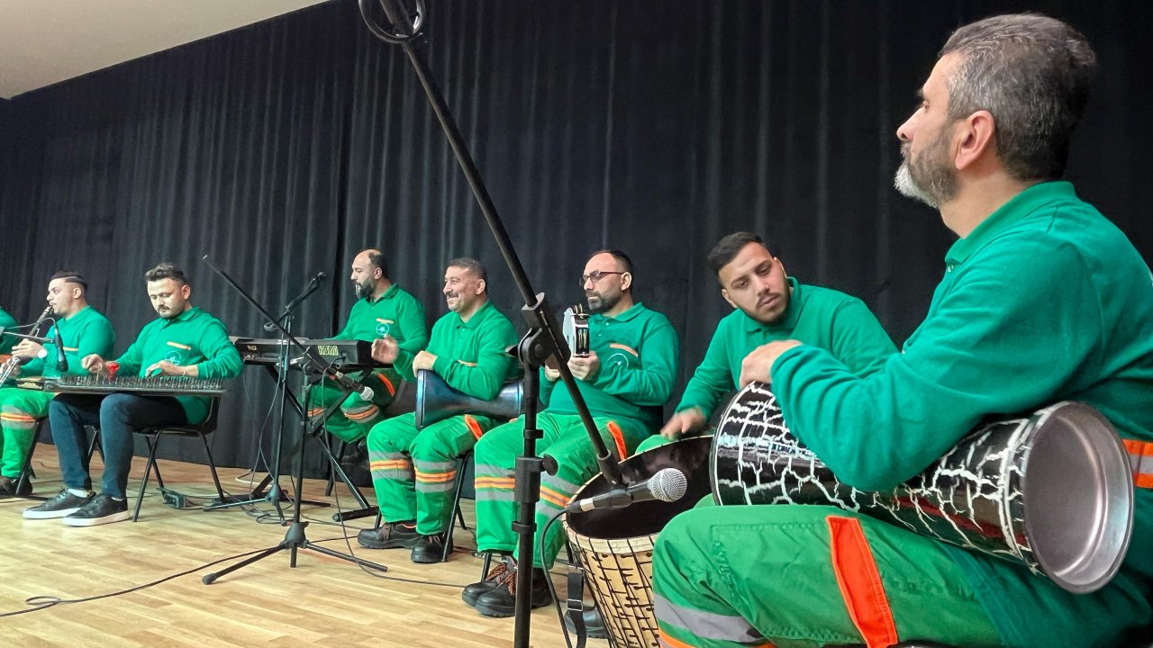 Bursa'da temizlik görevlileri, iş kıyafetleriyle konser verdi