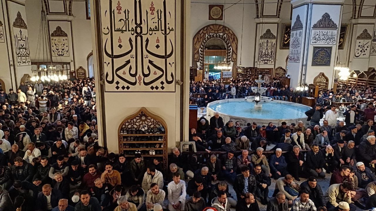 Bursa&#039;da vatandaşlar, bayram namazı için 626 yıllık Ulu Cami&#039;ye akın etti