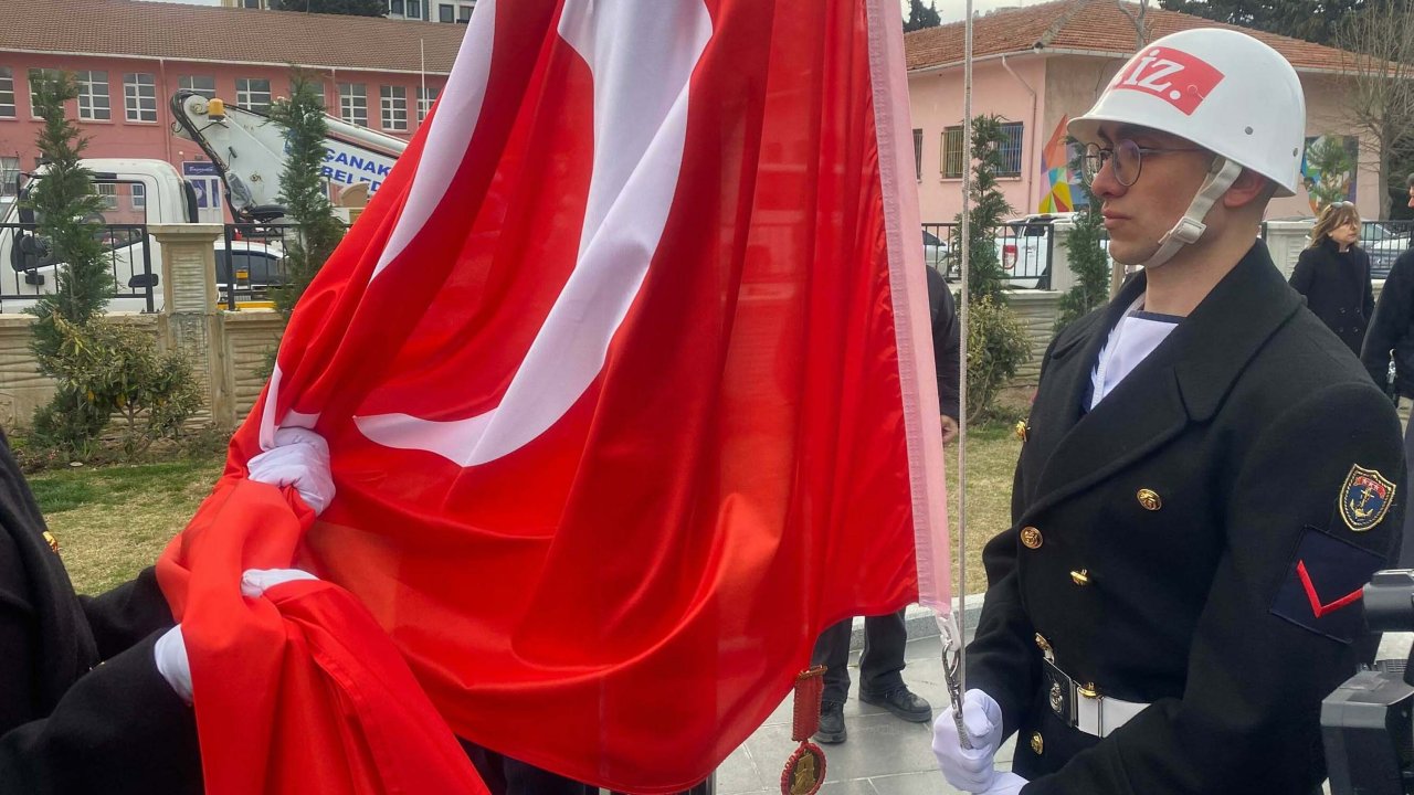 Çanakkale Deniz Zaferi'nin 110'uncu yılı kutlamaları; altın madalyalı bayrak göndere çekildi