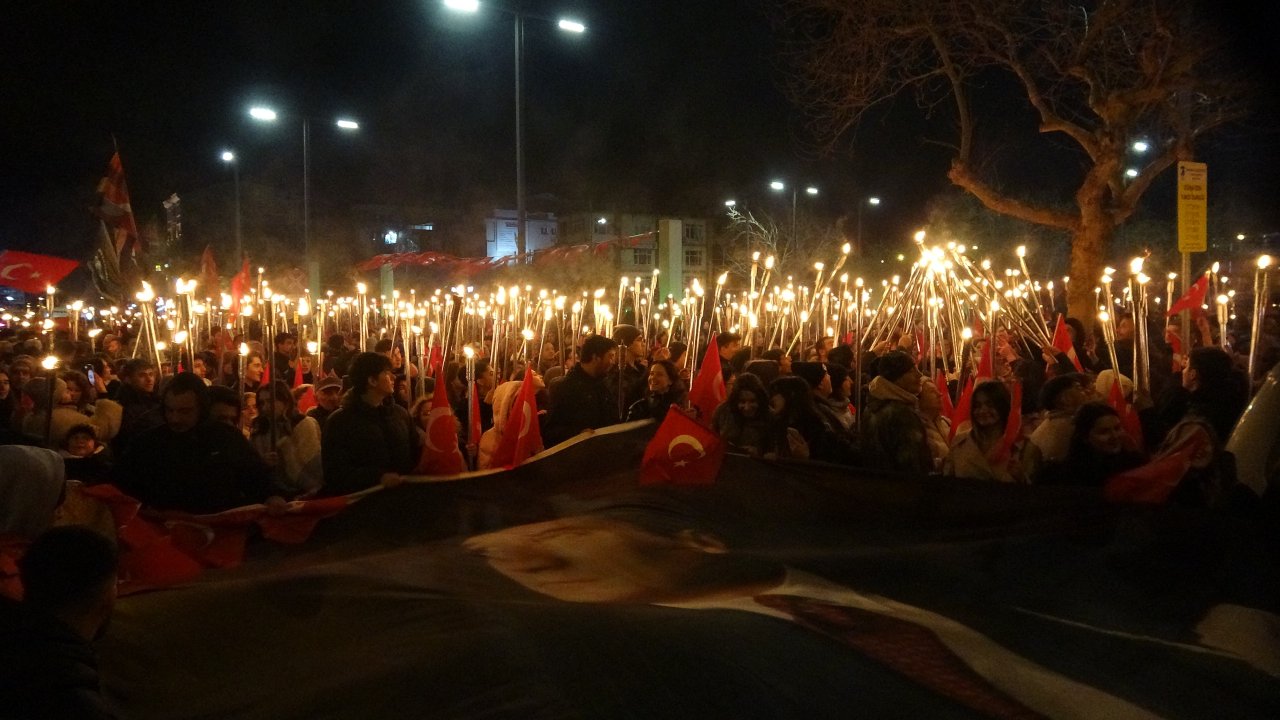 Çanakkale Deniz Zaferi'nin 110'uncu yılı kutlamaları; fener alayı düzenlendi