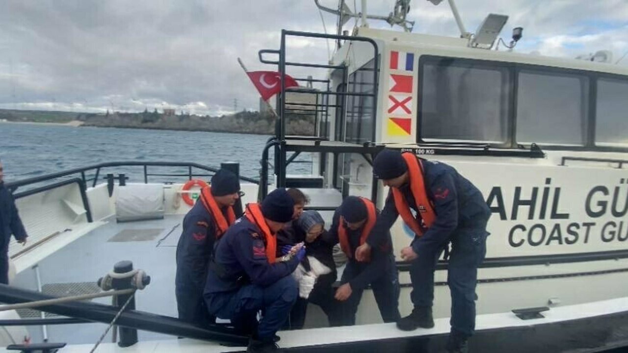 Çanakkale'de omzu çıkan kadına Sahil Güvenlik botu ile tahliye edildi
