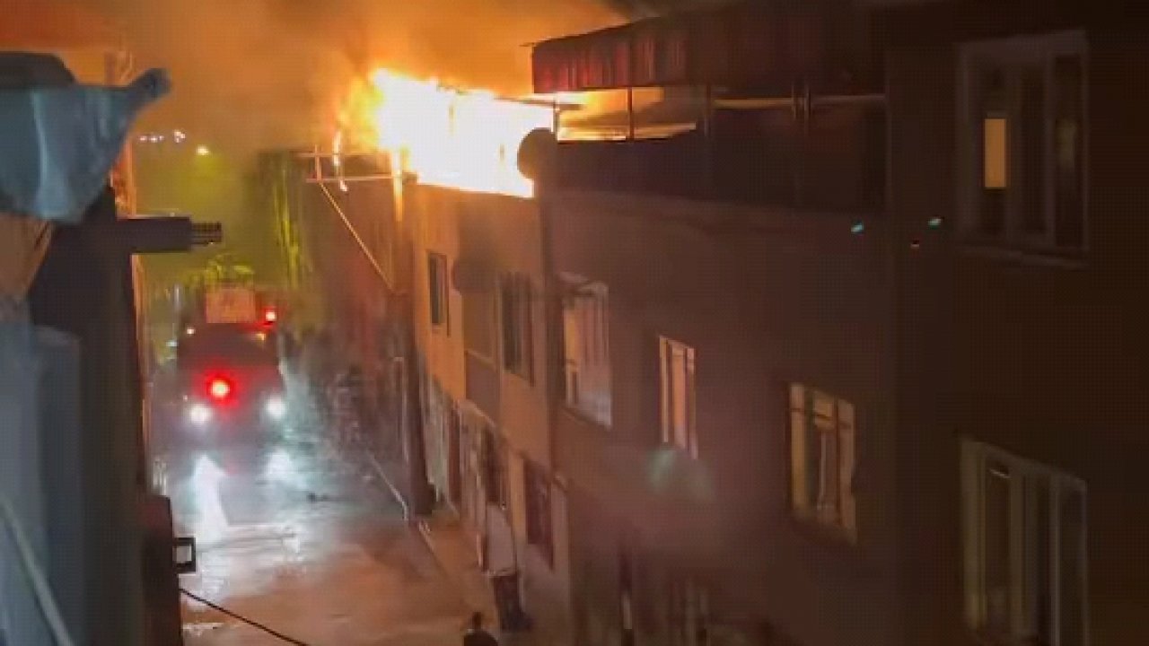 Çatı katında çıkan yangın enerji nakil hattına sıçradı ; 1 kişi dumandan etkilendi 