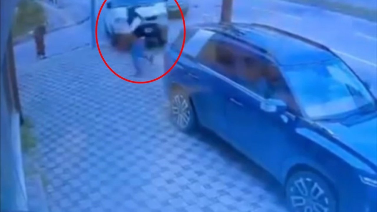 Cipin çarptığı minibüs kaldırıma çıktı; yaya son anda kurtuldu