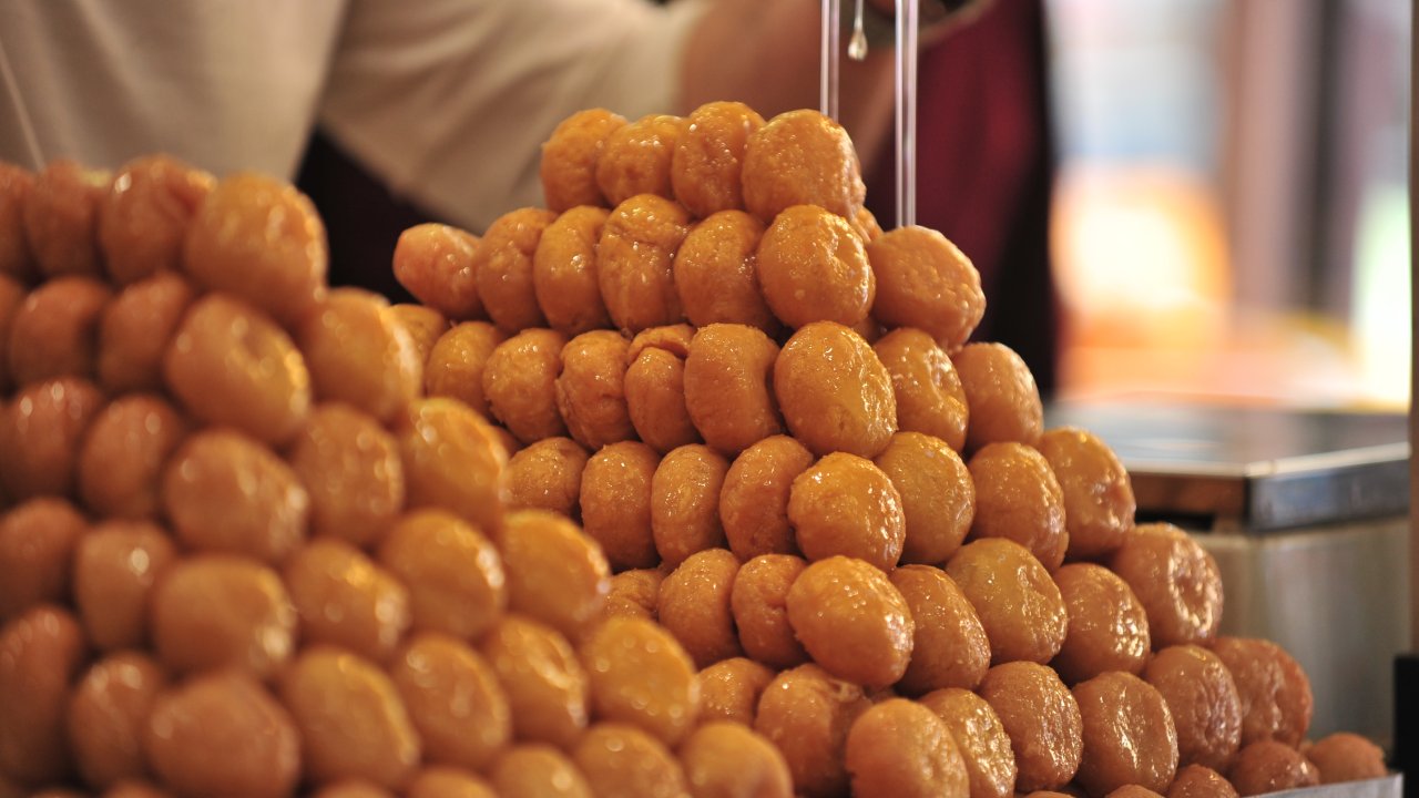 Dedesinin üretip tarifini sır gibi sakladıkları ‘ramazan helvası’, 65 yıldır iftar sofralarını tatlandırıyor