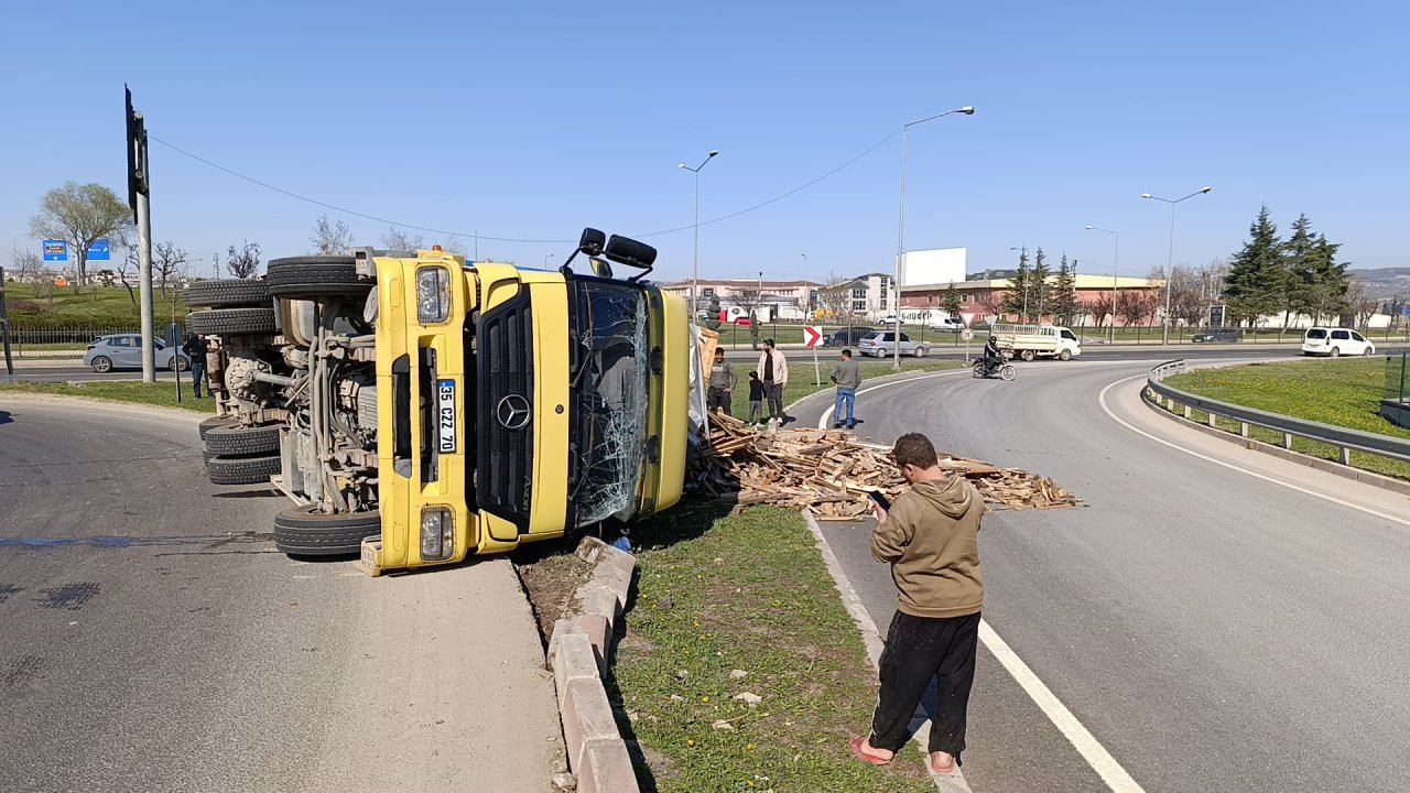 Devrilen ahşap palet yüklü kamyonun sürücüsü yaralandı