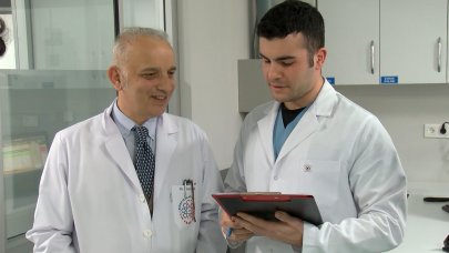 Doktor baba ve oğlu birlikte hayat kurtarıyor
