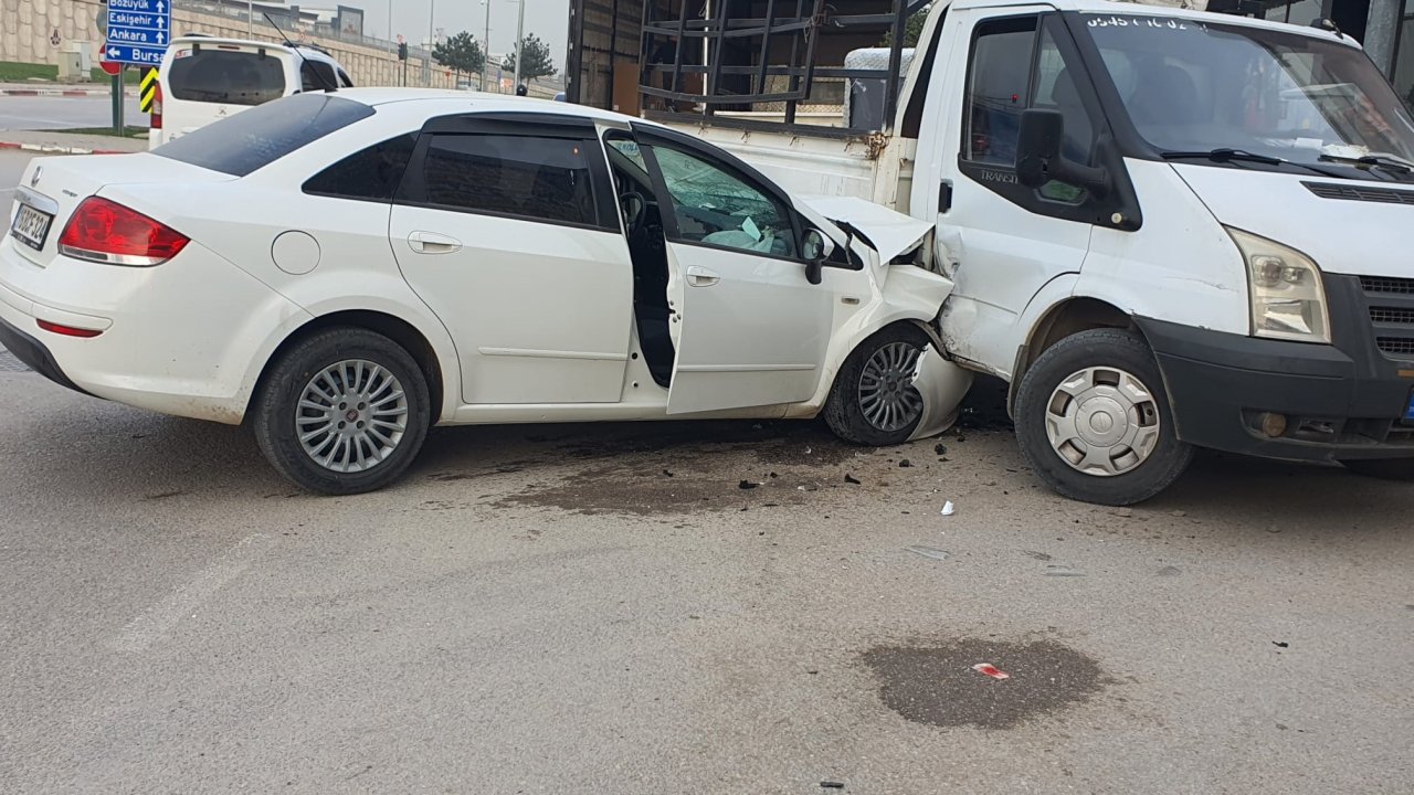 Dönüş yapan otomobil, kamyonete çarptı; 1 yaralı