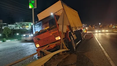 Kamyon bariyerlere çarptı, 1 yaralı