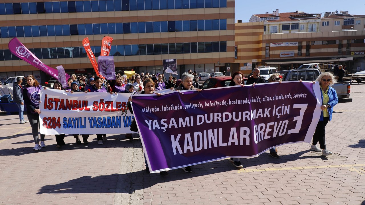 Edirne'de DİSK’e bağlı çalışan kadınlar, 1 günlük iş bırakıp yürüyüş yaptı
