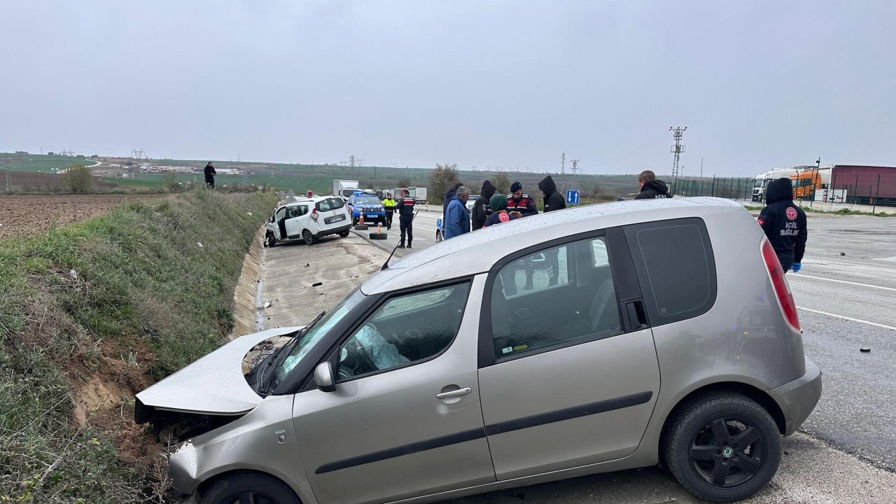 Edirne'de iki otomobil çarpıştı; 5 yaralı