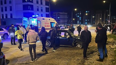 İki otomobil çarpıştı, 4 yaralı