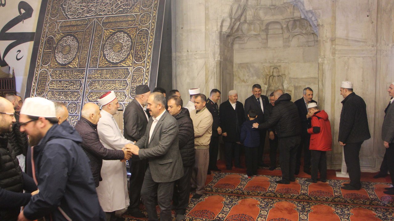 Edirne'de vatandaşlar bayram namazında Eski Cami'yi doldurdu