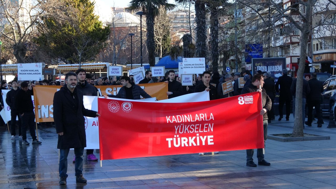 Erkekler siyah kıyafet giyip, kadına yönelik şiddete karşı yürüdü