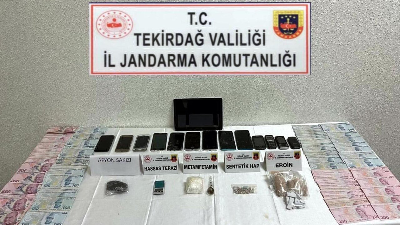 Evlerinde uyuşturucu ele geçirilen 2 şüpheli gözaltında