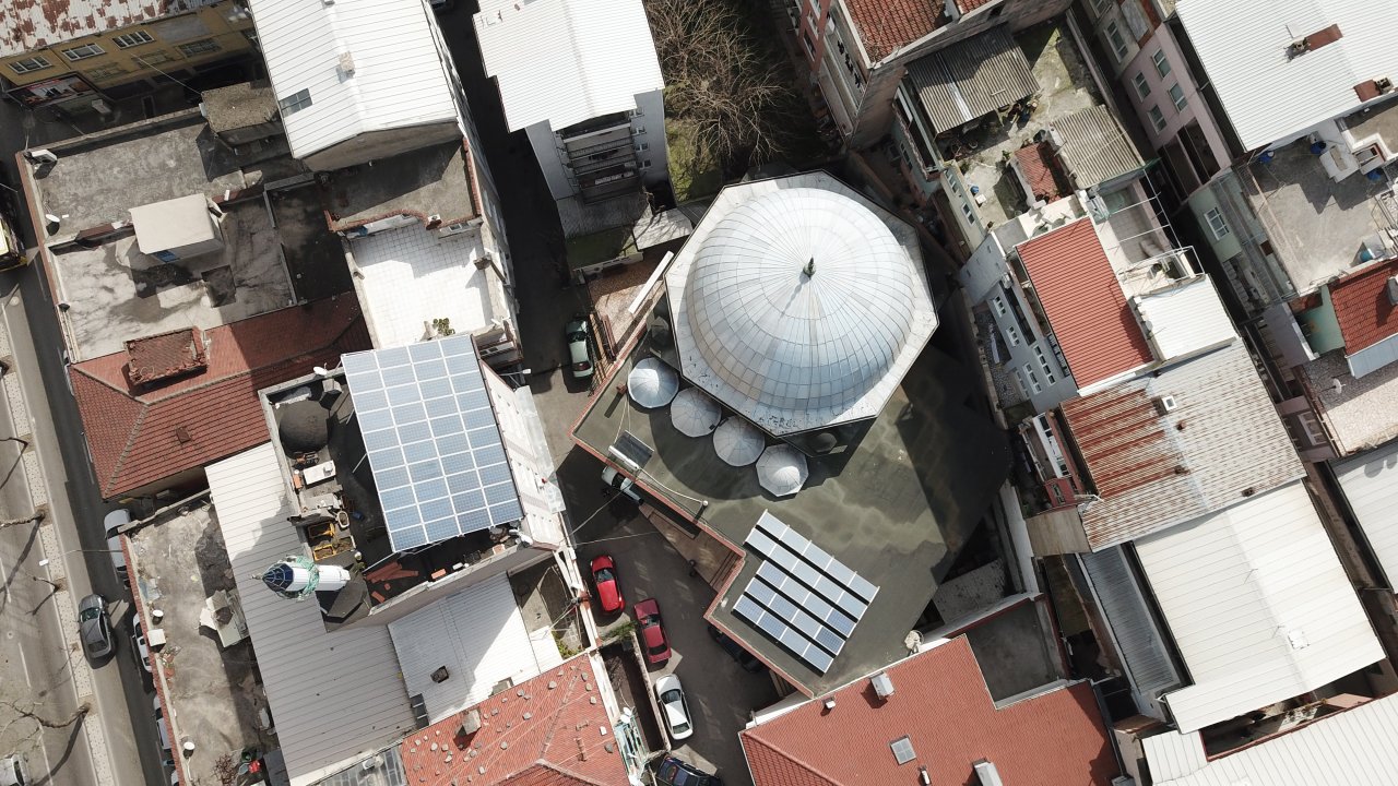 Güneş panelleri ile kendi elektriği üretilen caminin fazla enerjisi satılıyor