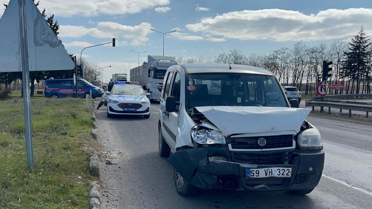 Hafif ticari araç, ışıkta duran otomobile çarptı: 2 yaralı
