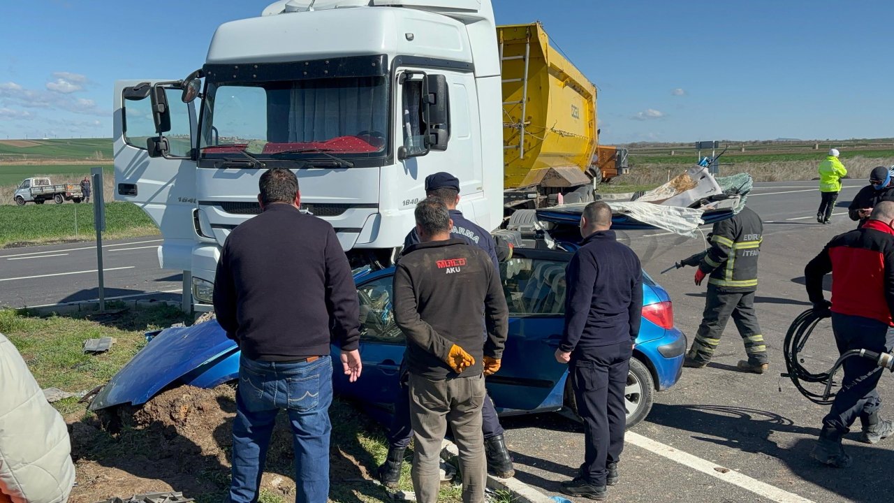 Otomobil harfiyat kamyonuyla çarpıştı, 2 yaralı