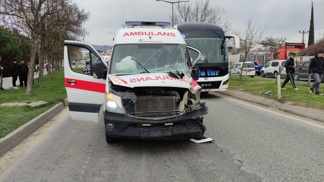 Hasta taşıyan ambulans, hafriyat kamyonuna çarptı; 2 yaralı