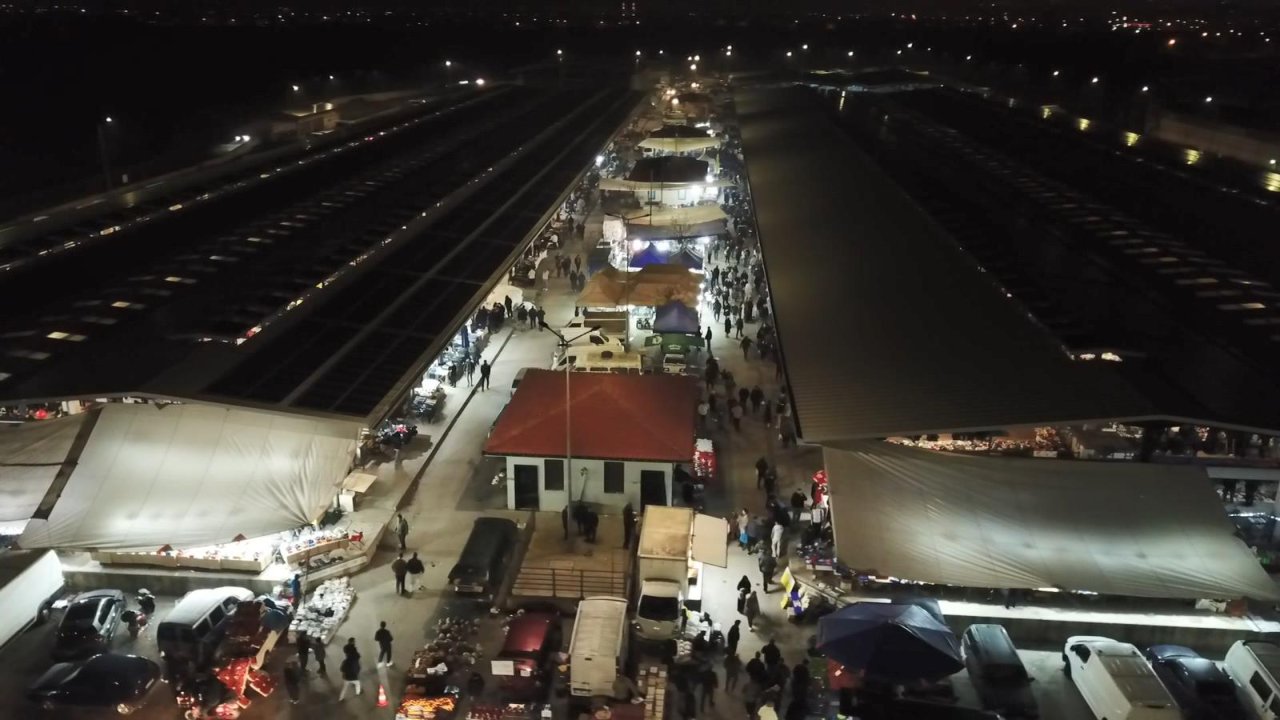 Hurda pazarı gece de yoğun