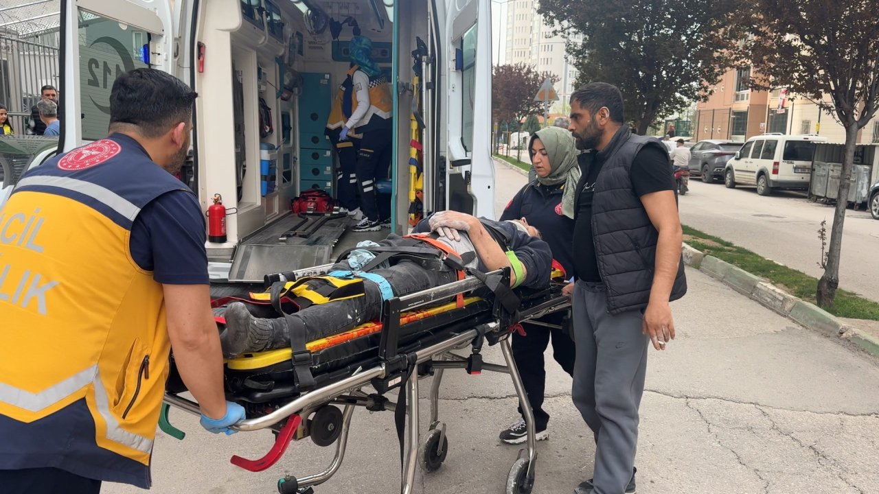 İnşaatta çöken iskeleden düşen işçinin bacağı kırıldı