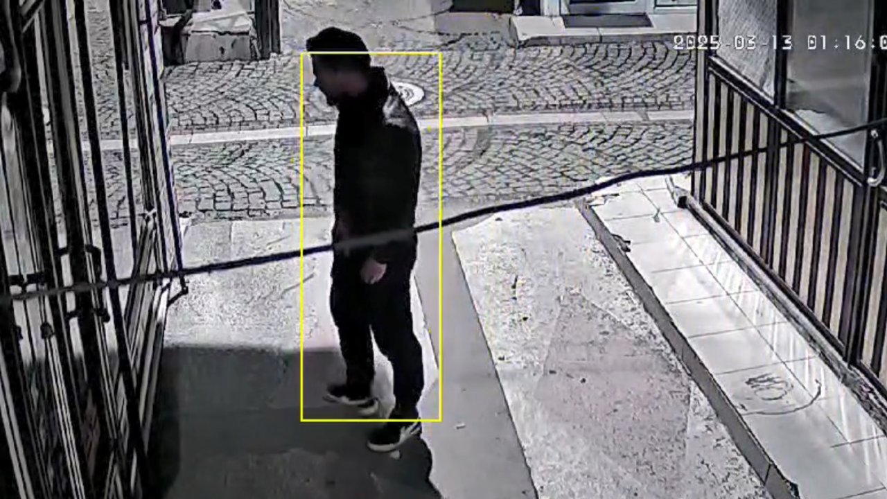 İş yerinin camını beton kalıpla kırıp, tablet ve cep telefonları çaldı; o anlar kamerada