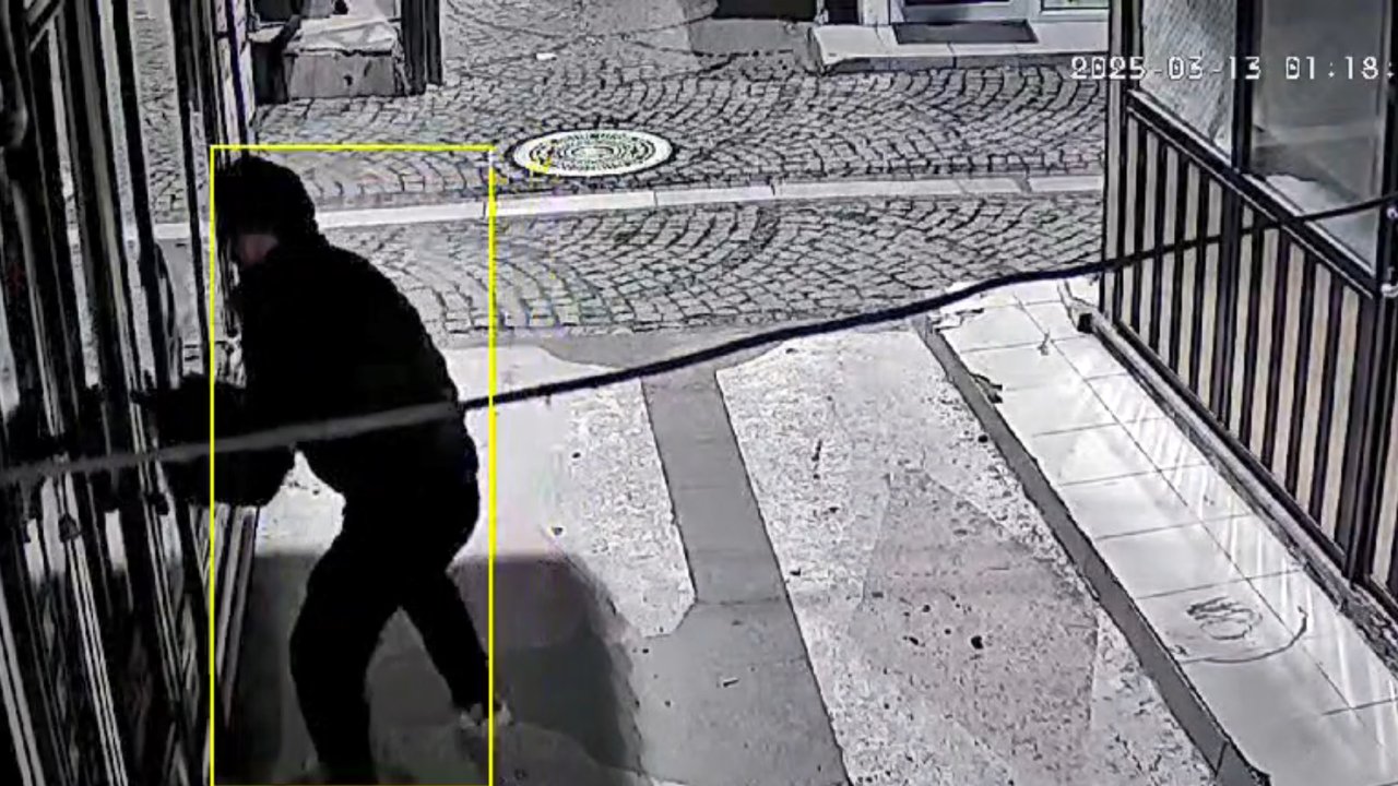 İş yerinin camını beton kalıpla kırıp tablet ve cep telefonu çalan şüpheli yakalandı