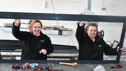 Kız kardeşler, alüminyum doğrama atölyelerinde üretim yapıyor