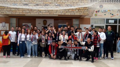 Lüleburgaz'da özel öğrencilere Beşiktaş atkısı hediye ettiler