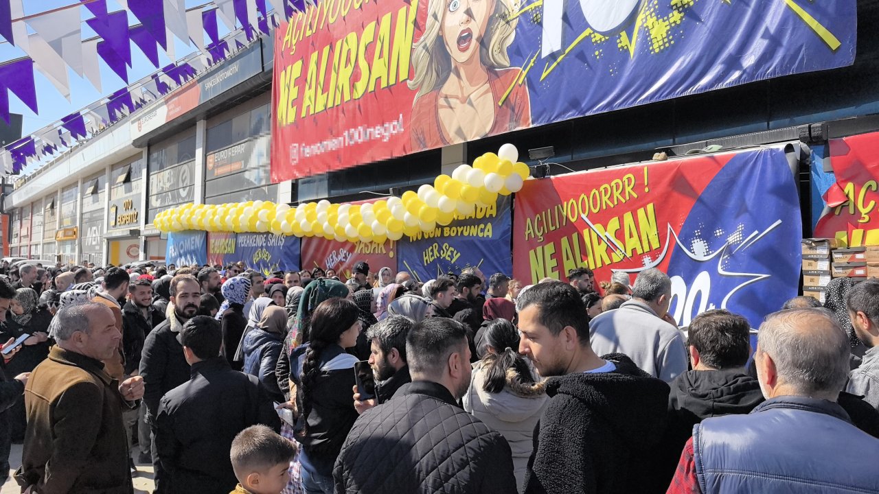 Mağaza açılışında indirim izdihamı