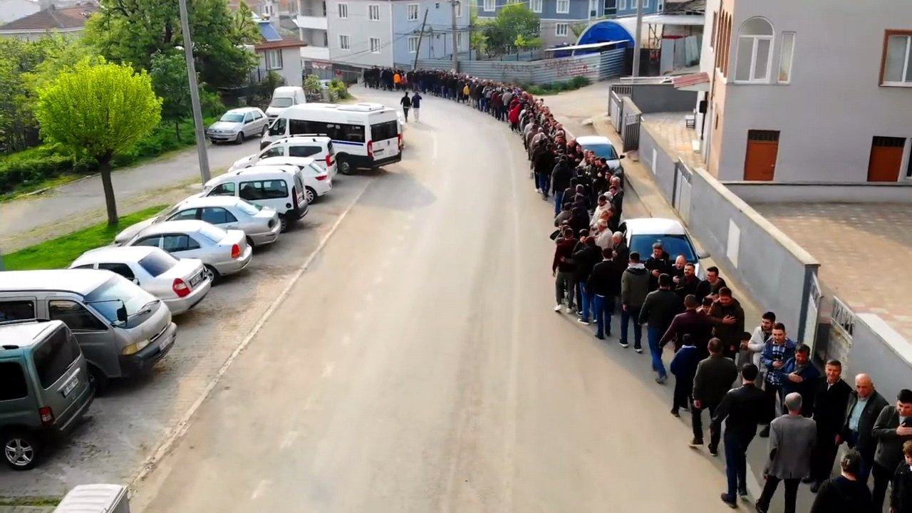 Mahalledeki geleneksel bayramlaşmada 1 kilometrelik kuyruk oluştu