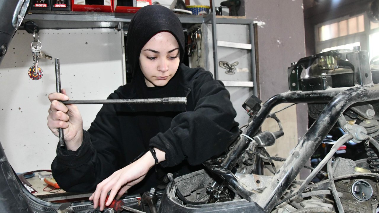Melisa, babasının iş yerinde motosiklet tamir ediyor