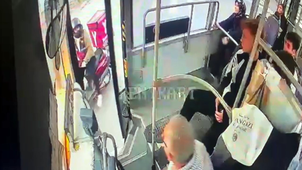 Midibüs şoförü ile motokuryenin bıçaklı 'yol verme' kavgası kamerada; 3 yaralı