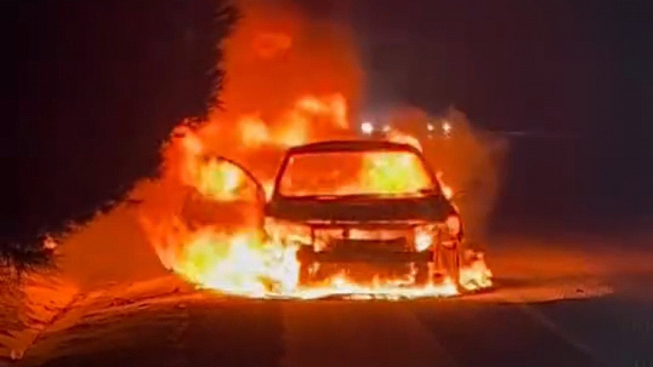 Otomobilin alev topuna döndüğü anlar kamerada; yangın ormana da sıçradı
