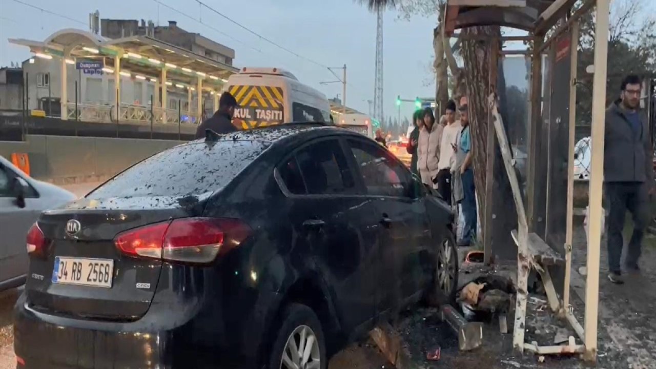 Otomobilin otobüs durağına daldığı kazada ağır yaralanan kişi kurtarılamadı