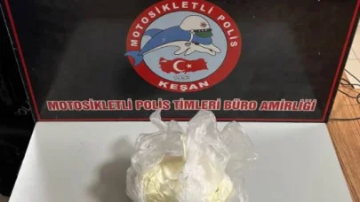 Polisi görünce uyuşturucuyu yeğenine verdi!