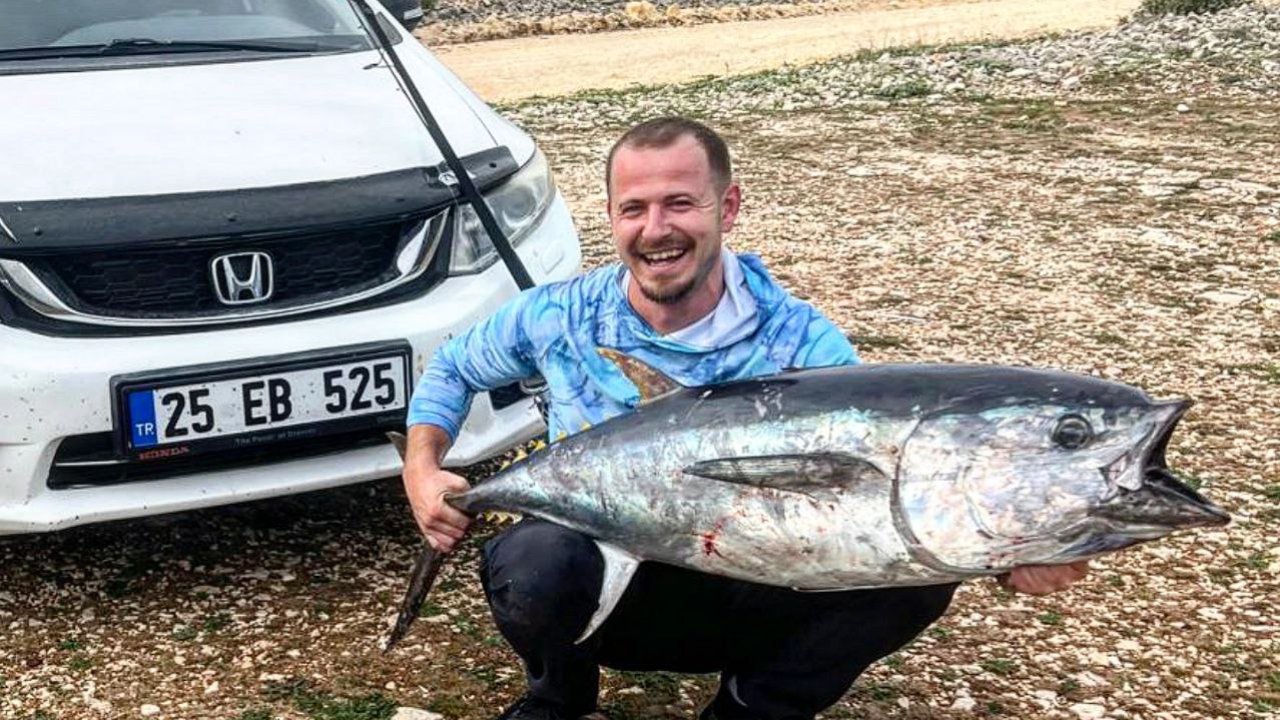 Saros’ta kıyıdan oltayla 30 kiloluk orkinos yakaladı