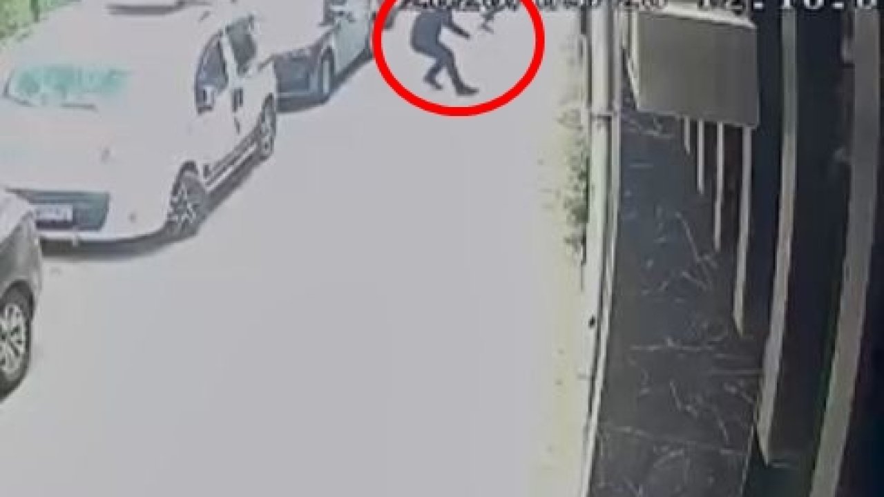 Silahlı saldırıda yaralandı, sekerek iş yerine sığındı; o anlar kamerada