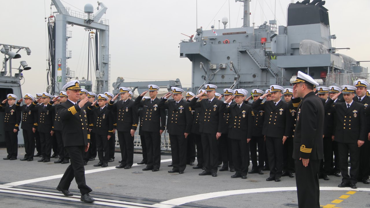 TCG Salihreis ekibi, bayramda görev başında