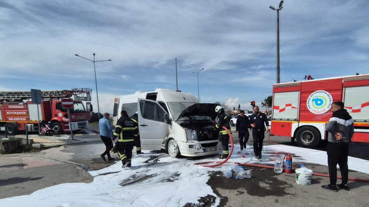 Tekirdağ'da seyir halindeki yolcu minibüsü yandı