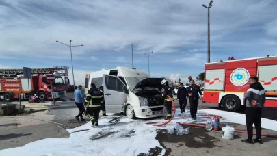Tekirdağ'da seyir halindeki yolcu minibüsü yandı