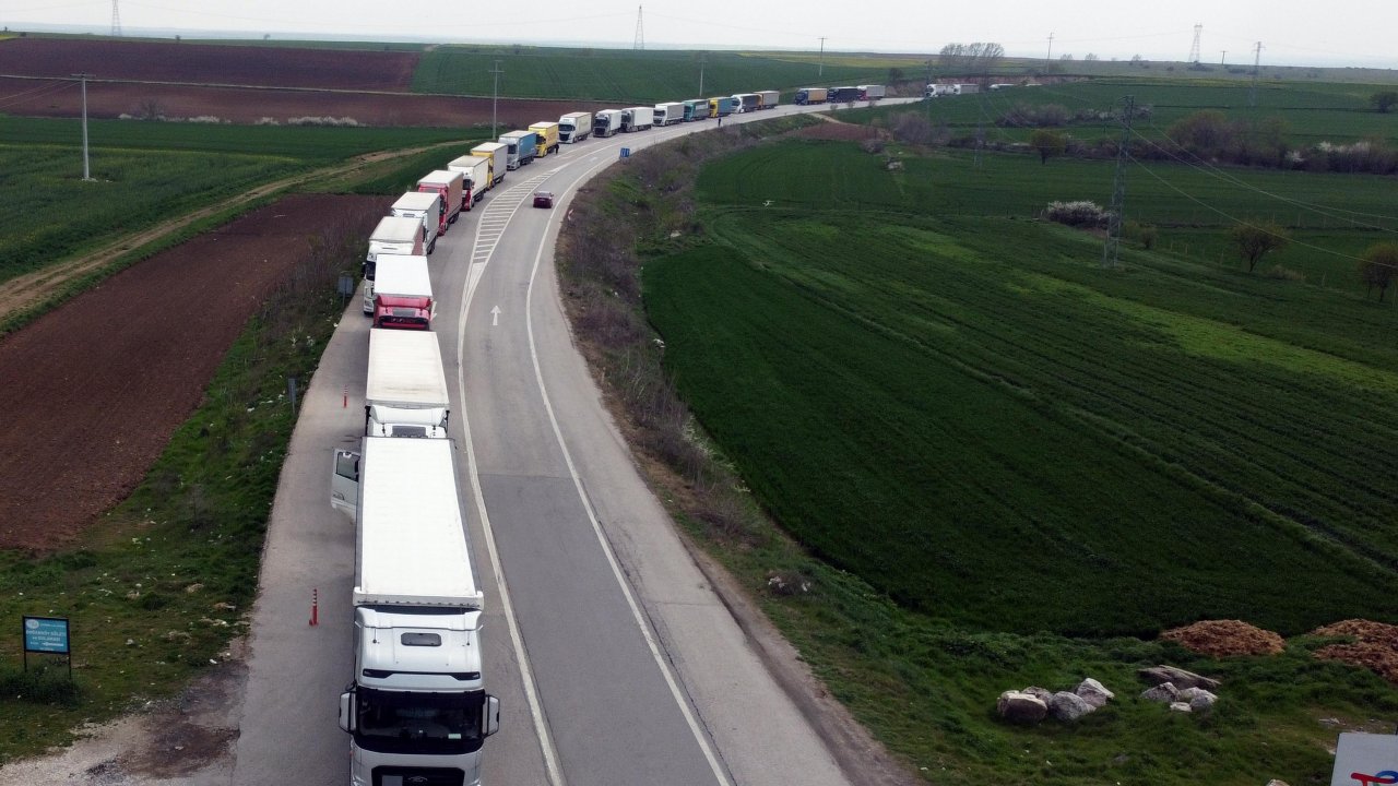 TIR sürücüleri, bayramda sınır kapısında kuyrukta