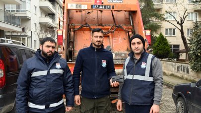 Yalova'da temizlik personeli, buldukları cüzdanı sahibine teslim etti
